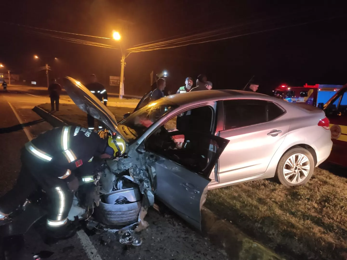 Acidente de trânsito entre caminhão e carro mobiliza bombeiros na BR-280